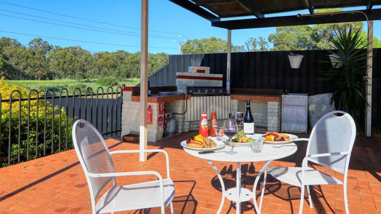 Bishops Lodge Narrandera Buitenkant foto