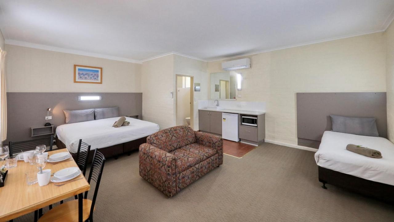 Bishops Lodge Narrandera Buitenkant foto