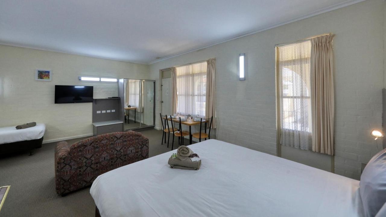Bishops Lodge Narrandera Buitenkant foto